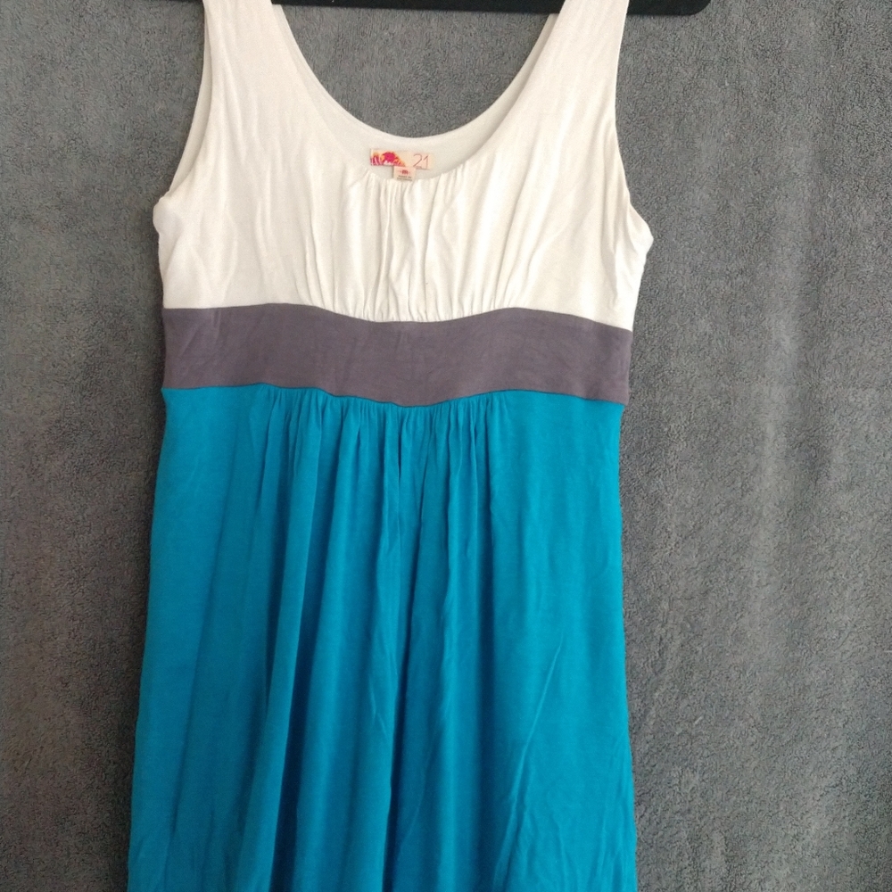 Dress - Picture 3 of 4